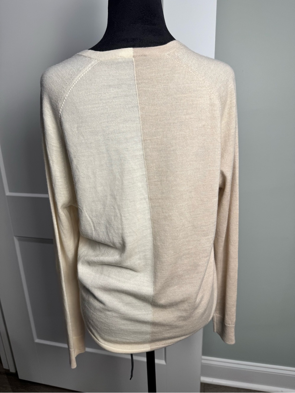 THEORY ivory Beige Long Sleeve V-Neck lightweight Sweater soft wool - Picture 4 of 9